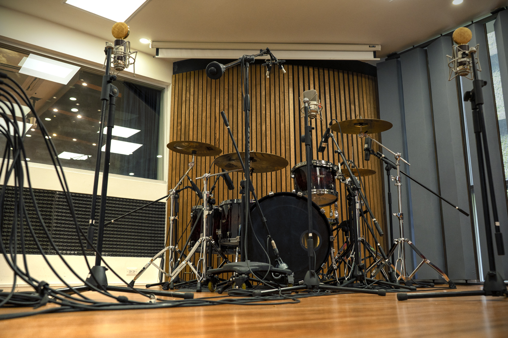 Batas, Drum kit microphones set up.