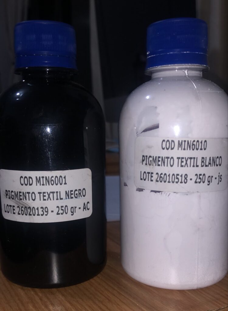 Tintas blanco y negro base agua.